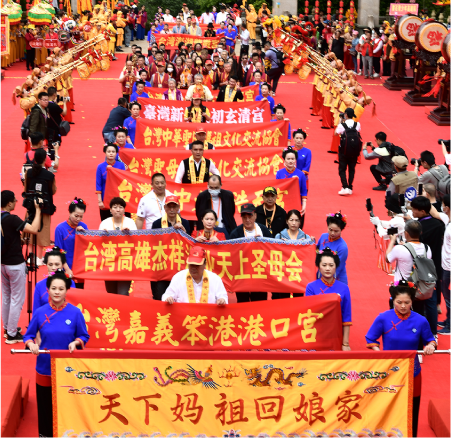 Devotees welcoming Mazu during a homecoming pilgrimage.